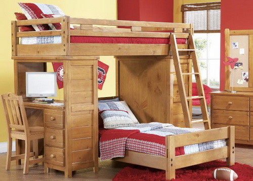 Drewniane łóżko piętrowe we wnętrzu