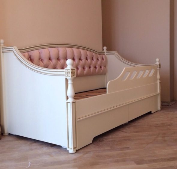 Sofa bed para sa batang babae sa classical na estilo