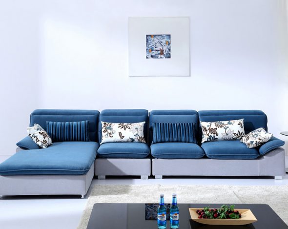 Sofa może być niebieska, ale z dużą ilością bieli