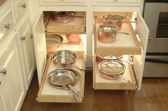 Zamknięcia i zawiasy do szafek kuchennych - wysokiej jakości wyposażenie