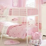 Bunk bed para sa mga batang babae sa pink room