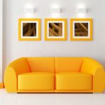 Jasna żółta sofa we wnętrzu