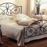 Kute łóżko dodaje romantyczności i kolorystyce sypialni w stylu Prowansji