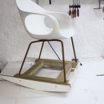 bijela stolica za ljuljanje