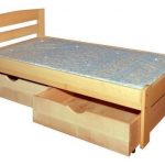 سرير مصنوع من خشب الصنوبر الصلب مع أدراج