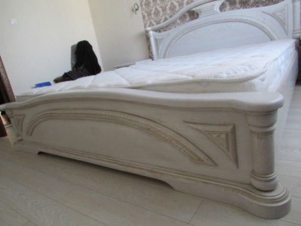 Beds made of solid wood to order