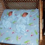 Dětská postýlka pro novorozená dvojčata do 4-5 měsíců