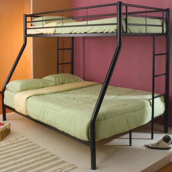 Czarne metalowe łóżko piętrowe