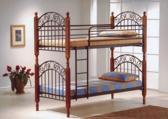 Metalowe łóżko piętrowe z drabiną