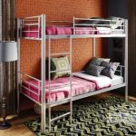 Metalowe łóżka piętrowe w pokoju dziecięcym