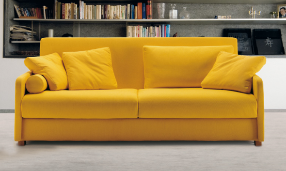 Ovanlig mekanism av en modern gul soffa