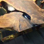 Drewniany stół do jadalni Kauri, metal i żywica