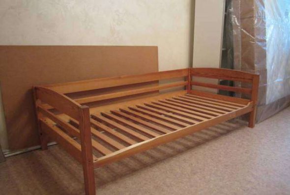 سرير مفرد من الصنوبر الصلب