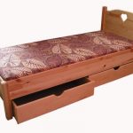 Single bed na may mga drawer para sa mga bata