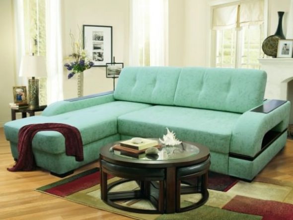 אנו בוחרים את צבע הספה והכיסאות לסלון