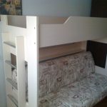 Membina katil dua tingkat dengan sofa