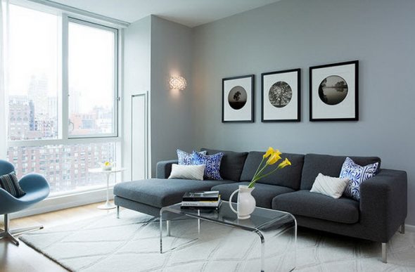 Gray sofa sa interior