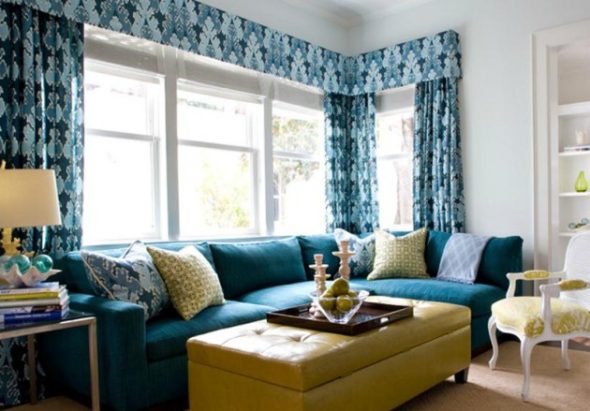 Modrá barva v interiéru stylového obývacího pokoje