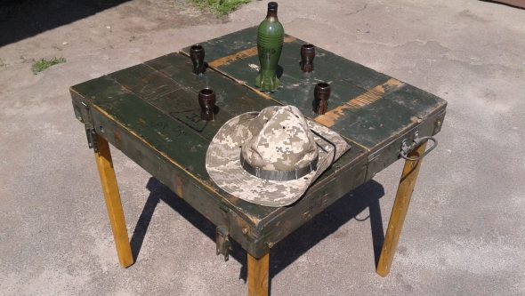Folding picnic table with your own hands from the army box