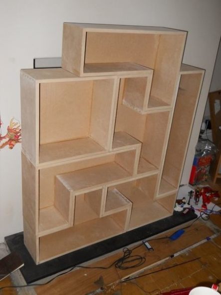 Rack ve tvaru postavy Tetris vlastníma rukama