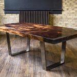 Stół wykonany z drewna i żywicy epoksydowej