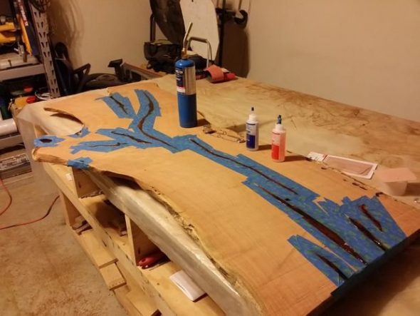 Stół wykonany z ciętego drewna i zrób to sam
