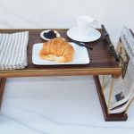 snídaňový stůl na posteli