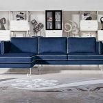 Kutna plava sofa s bijelim rubovima