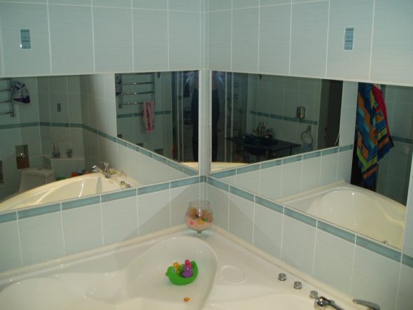 Installing a mirror in the bathroom