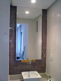 Een spiegel in de badkamer installeren