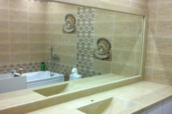 Banyoda oldukça büyük aynalar takmak gelenekseldir