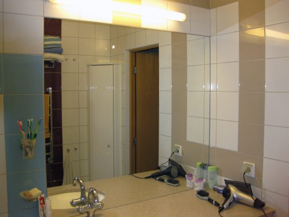 Mirror sa banyo sa apartment