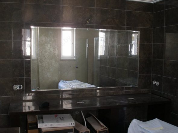 Bathroom mirror with 10 mm facet