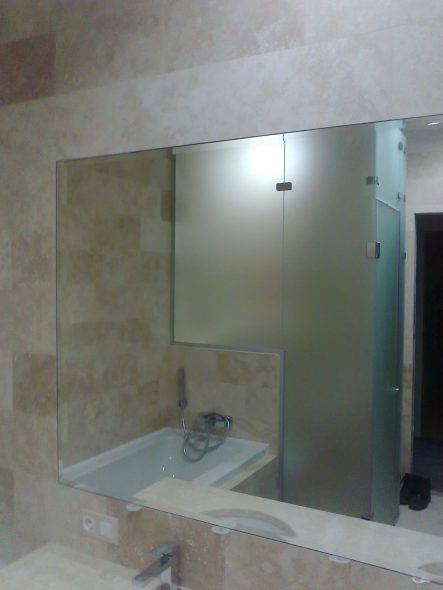 Mirror embedded in the tile with a wide facet