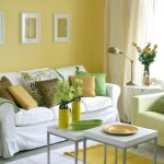 Żółte ściany i biała kanapa