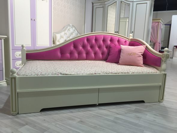 sofa bed para sa isang binatilyo sa isang klasikong estilo