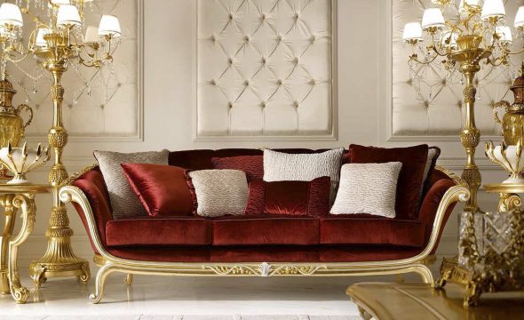 sofa ze złotym wystrojem
