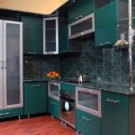 smaragdo virtuvės spintos