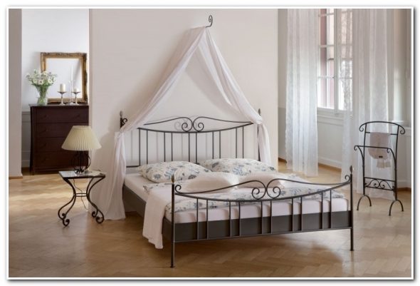 wrought iron canopy bed