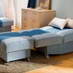 łóżko niebieskie krzesło