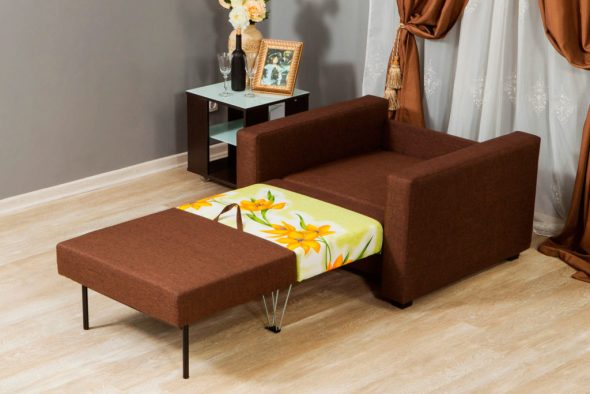 stolica krevet smeđa