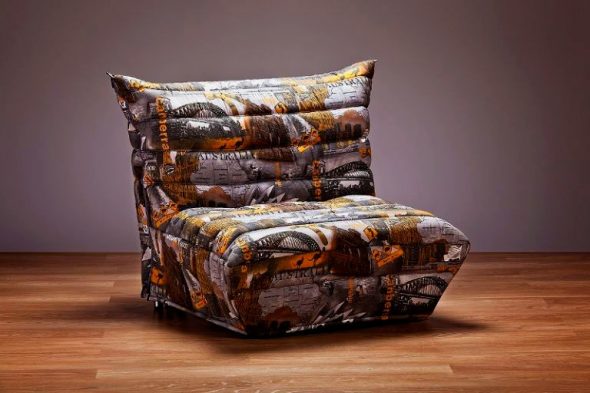 fauteuil-lit dans une housse