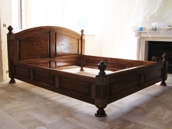 solidne drewniane łóżka dla dwóch osób
