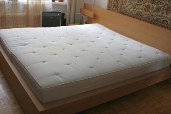materac na zdjęcie z podwójnym łóżkiem