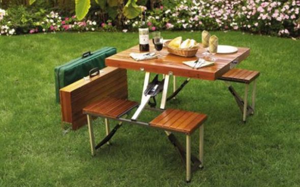 sätter bord och picknick stolar