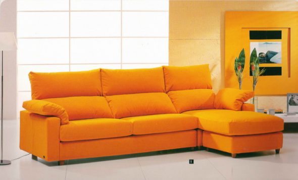 oranžinė sofa atrodo ryški