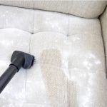 oczyścić lekką sofę przed zapachami