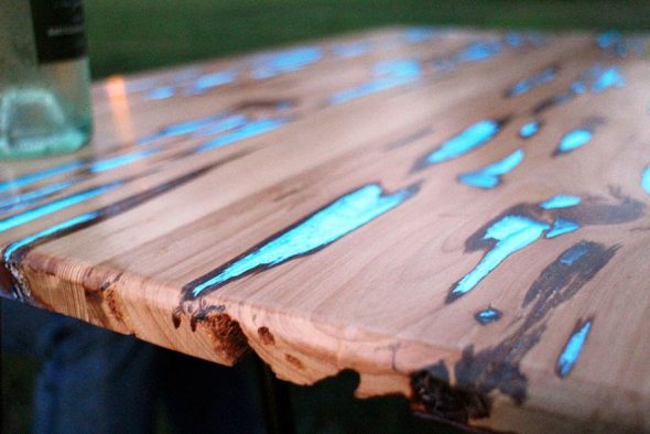 pagaminti iš medžio ir epoksidinės dervos pagamintą švytinčią stalą