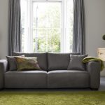 grå soffa