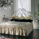 eleganteng wrought-iron bed sa interior